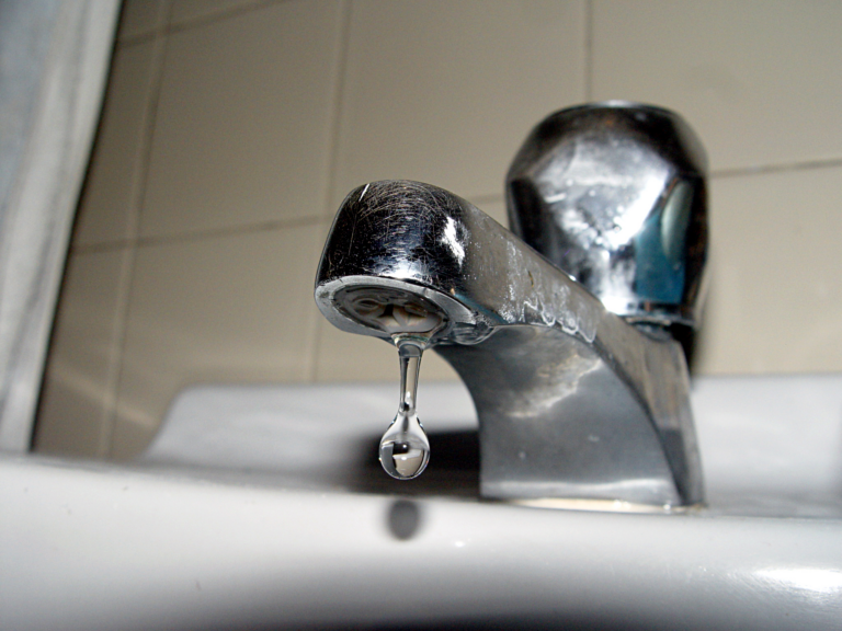 Dripping faucet by Ángelo González from Dodro, España